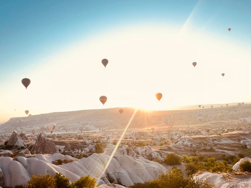 <p>paesaggio e mongolfiere</p>